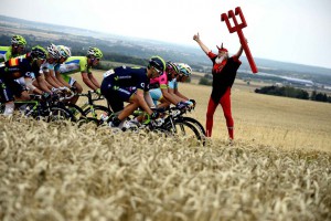 Средняя скорость на отдельных этапах Тур де Франс около 50 км/ч